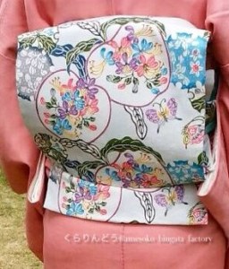 名古屋帯　クラリンドウ　地は淡いグレー、うっすら朧型。My Obi as my works