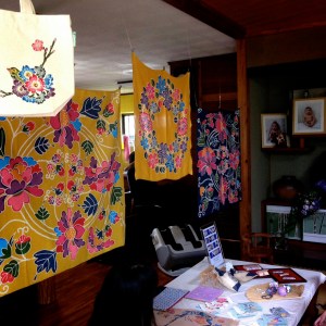 風呂敷。手前は紅型体験でそめてもらうトートバッグ