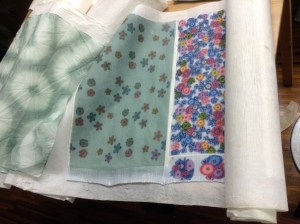 蒸しの準備　preparing for steam　余った染料でハンカチを絞り染めしてみる。