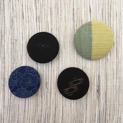 秘蔵の端切れで作ってれた、くるみボタン。buttons made with rare cloth.