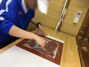 型置き。put glue on the cloth.